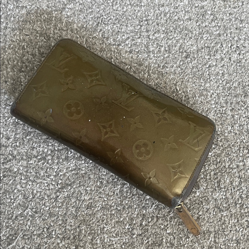 LV zippy grey vernis wallet